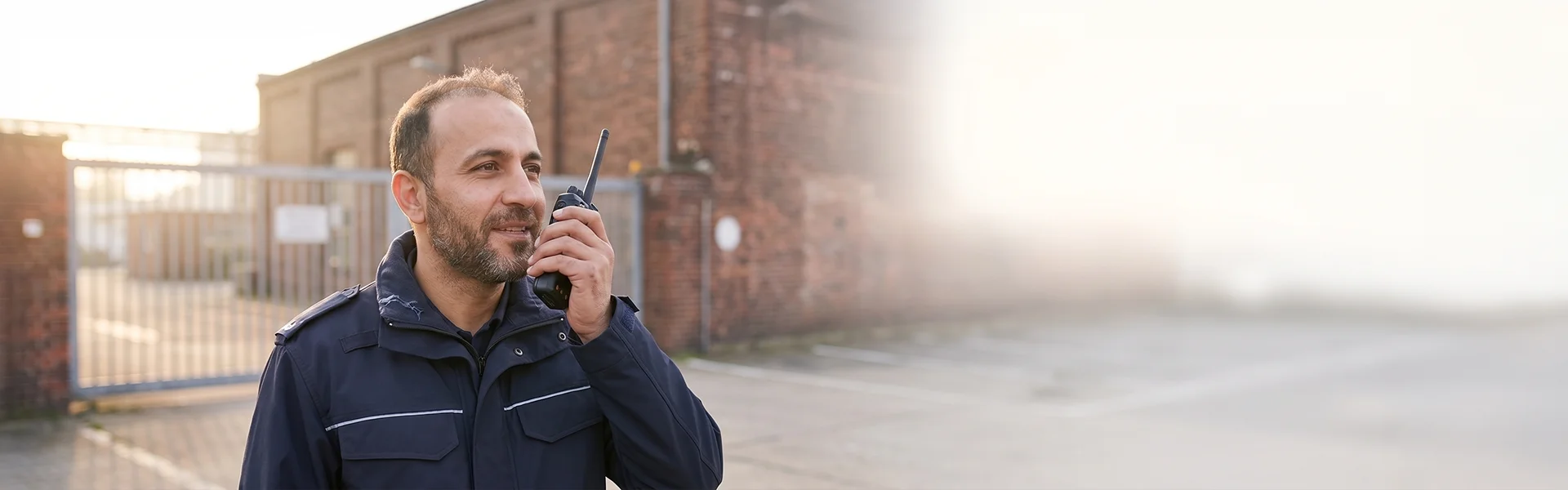 Ein Mann in Uniform spricht in ein Walkie-Talkie